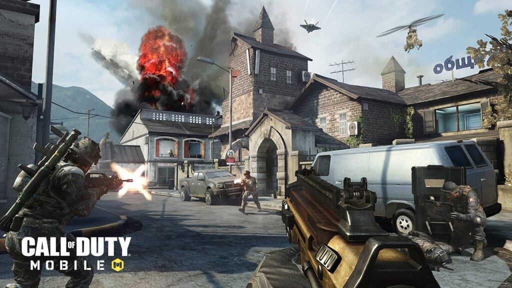 Скриншот из игры Call of Duty Mobile.  На скриншоте показан снимок от первого лица, на котором игрок атакует солдат в раздираемой войной деревне, а его товарищи по команде находятся по обе стороны от него.  Взрывы, вертолеты и истребители — все это происходит в небе над головой.
